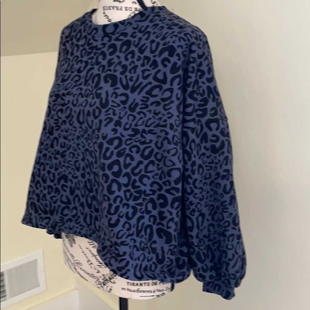 EUC Charcoal Leopard Print Cropped Sweatshirt SZ S - Picture 2 of 7
